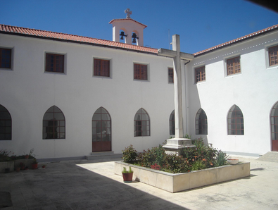 Pátio interior com cruz e torre sineira